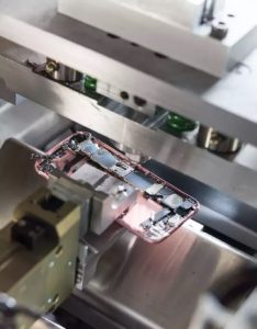 A screengrab of Daisy stripping out components from an old iPhone. Picture: Popular Mechanics