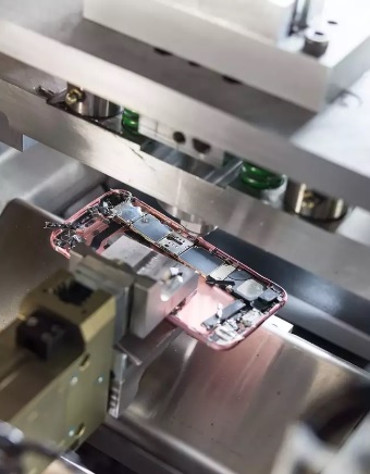 A screengrab of Daisy stripping out components from an old iPhone. Picture: Popular Mechanics